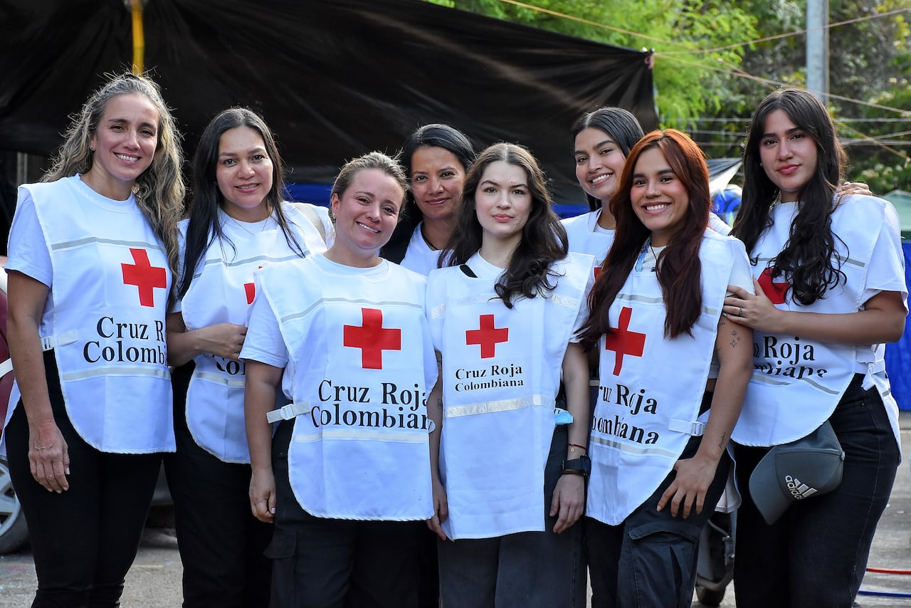 Ayuda Psicosocial de voluntarios de la Cruz Roja y la fundación Dra Florecita a damnificados de Altos de Santa Elena.
