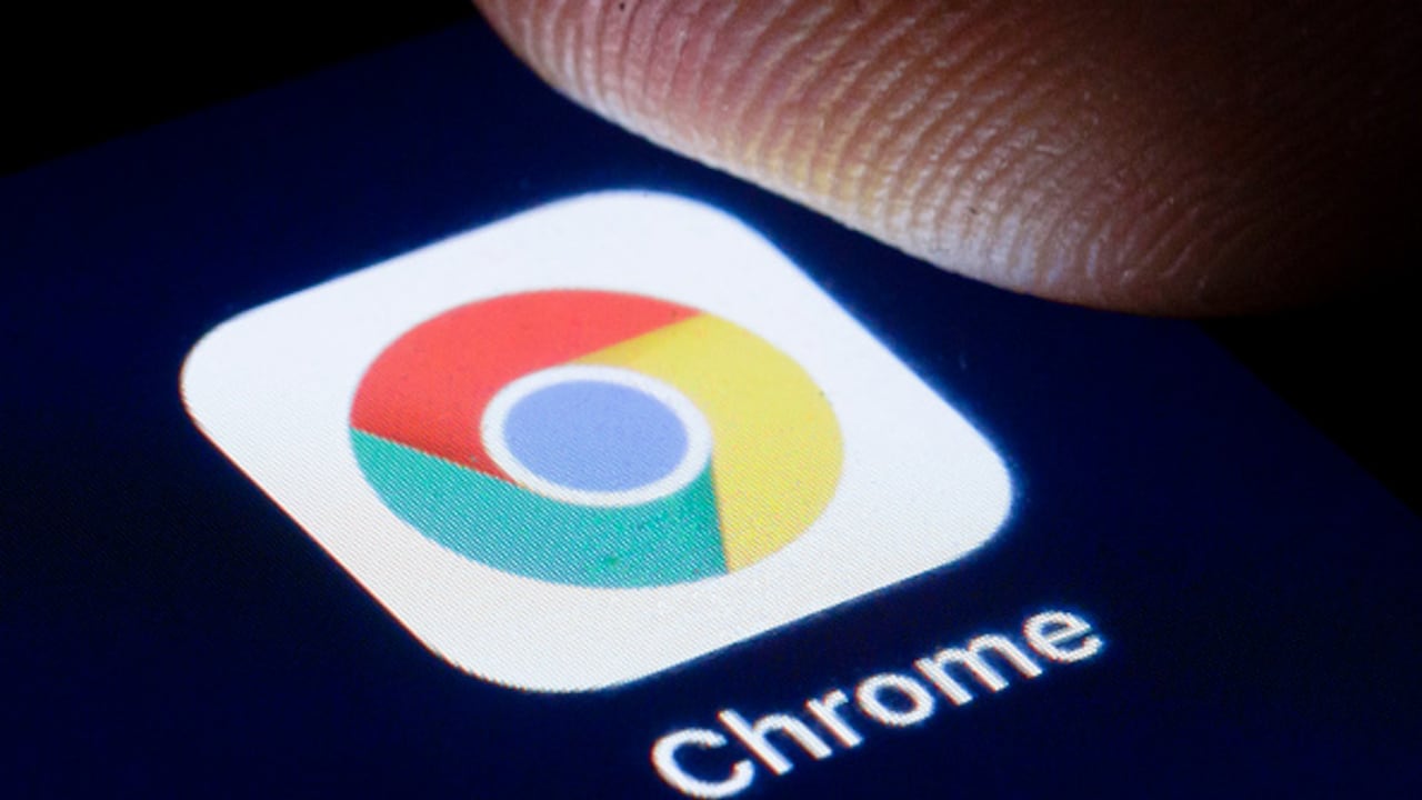 El logotipo del navegador web Google Chrome se muestra en la pantalla de un teléfono inteligente. Foto de Thomas Trutschel/Photothek vía Getty Images