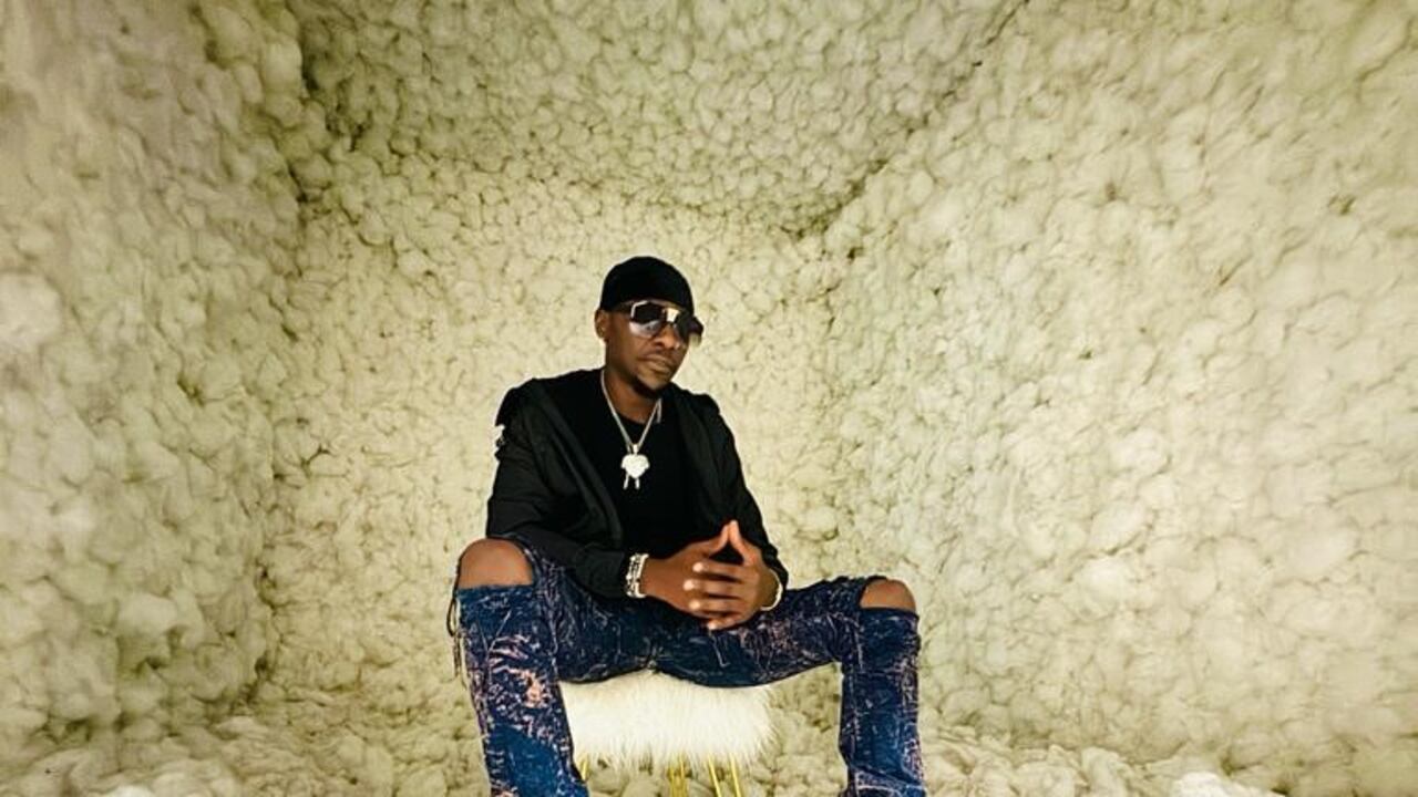 Meaku está estrenando canción.