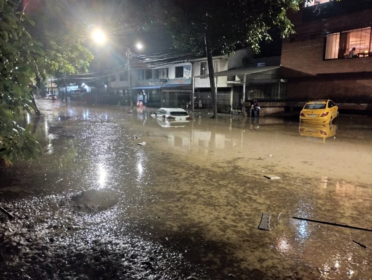 Calles inundadas en Cali luego del fuerte aguacero.