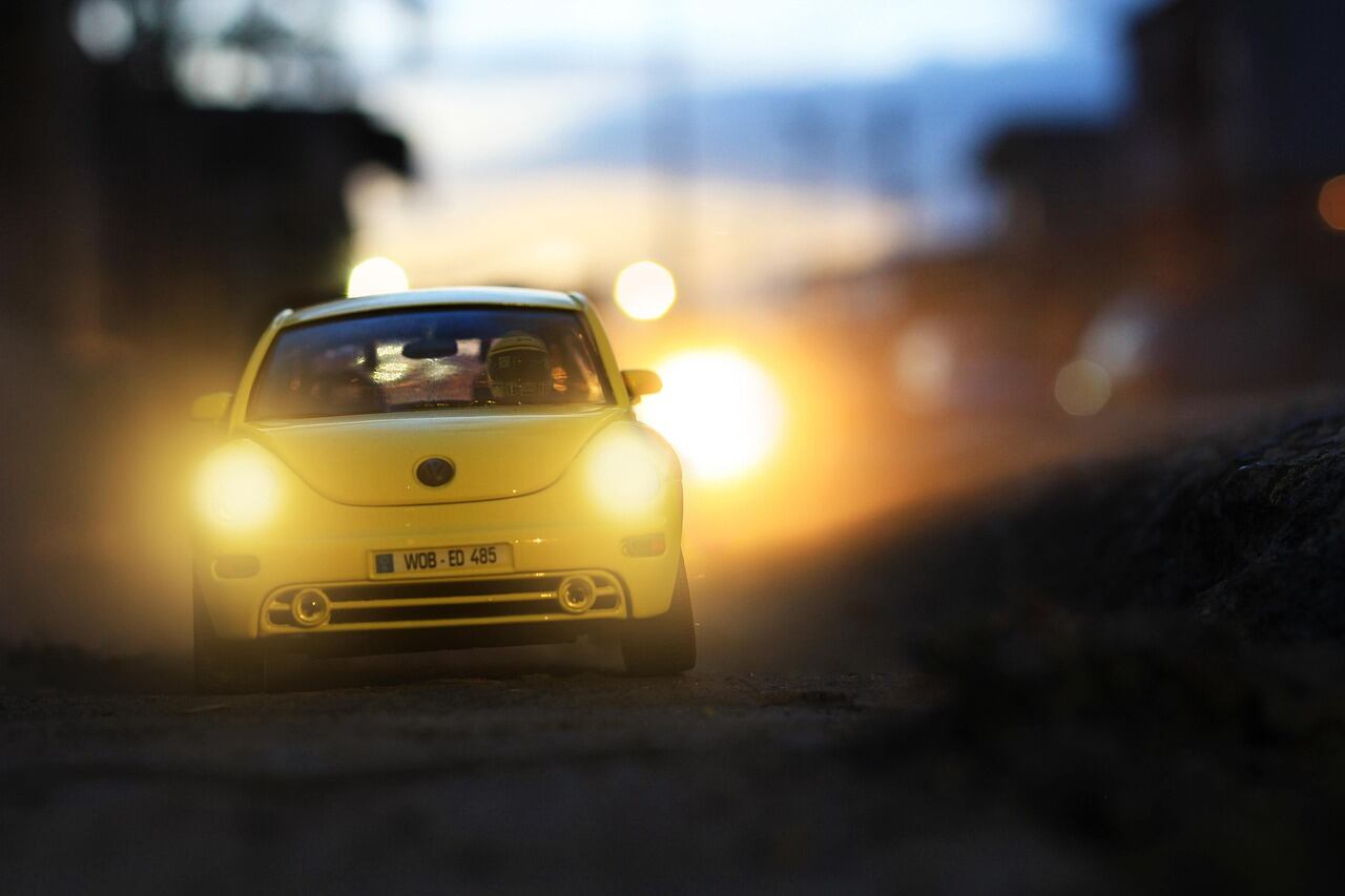 La razón es simple, y es que, este tipo de iluminación puede provocar deslumbramiento a otros usuarios de la vía y asimismo, afectar su capacidad de maniobra, generando riesgos innecesarios tanto en ciudad como en carretera.