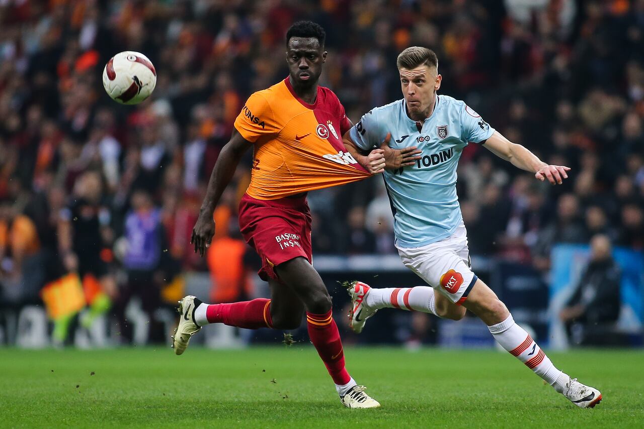 Davinson Sánchez del Galatasaray y Krzysztof Piatek del Basaksehir luchan por el balón durante el partido de la Superliga turca entre el Galatasaray y el Basaksehir en el Rams Park el 10 de febrero de 2024 en Estambul, Turquía.