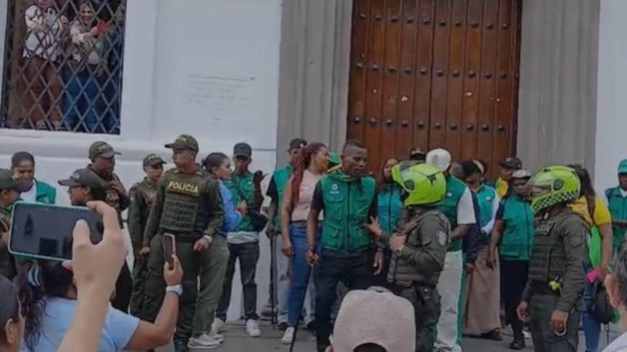 En redes sociales circularon videos de momentos de tensión y enfrentamientos registrados durante la protesta en el centro de Popayán.