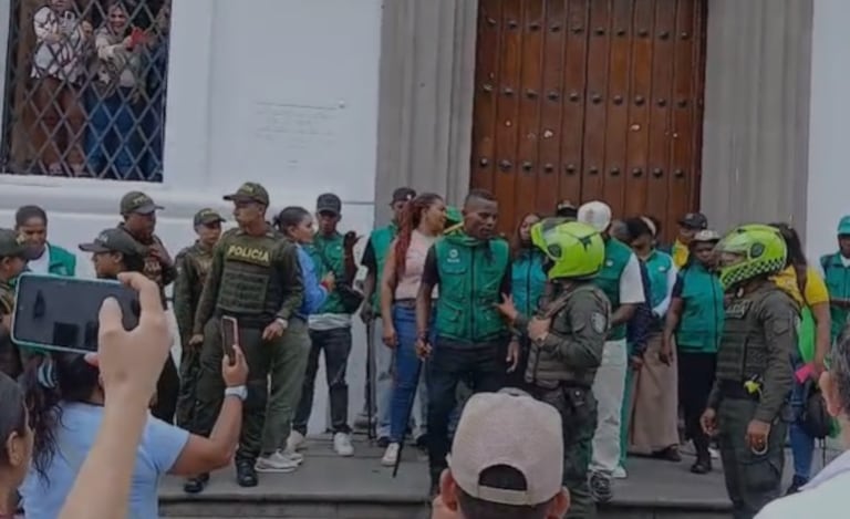 En redes sociales circularon videos de momentos de tensión y enfrentamientos registrados durante la protesta en el centro de Popayán.