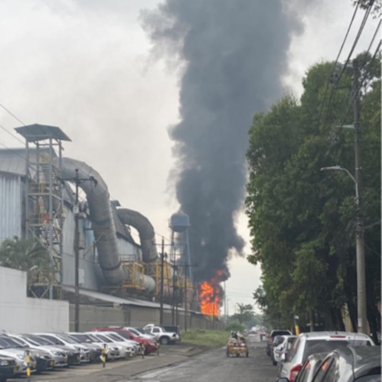 Las llamas y el humo alertaron a los caleños. Afortunadamente se controló rápidamente el incendio.