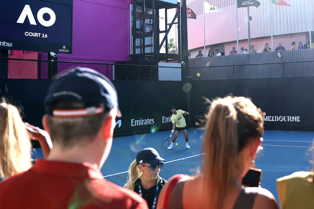 El serbio Novak Djokovic asiste a una sesión de práctica en el noveno día del Abierto de Australia en Melbourne el 26 de enero de 2026. (Foto de Martin KEEP / AFP)