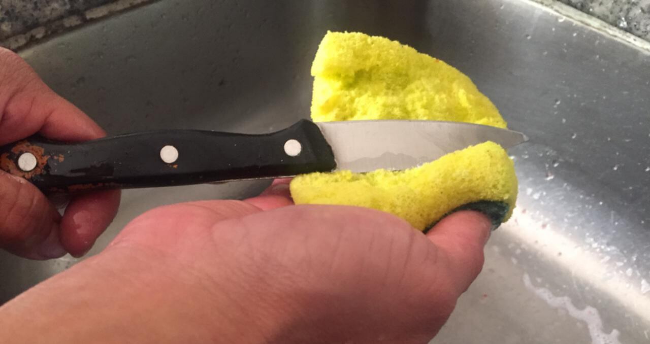 Foto de referencia del lavado de un cuchillo