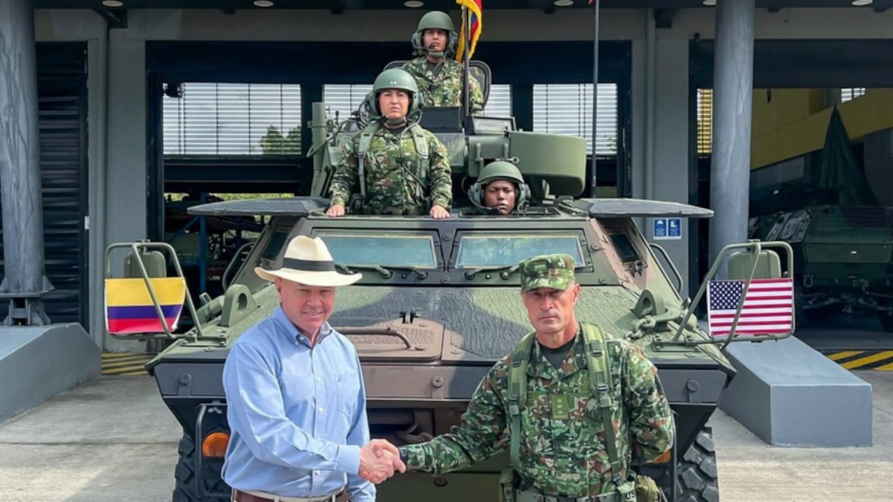 La entrega de los vehículos blindados fue liderada por el encargado de Negocios de la Embajada de Estados Unidos en Colombia, John McNamara.