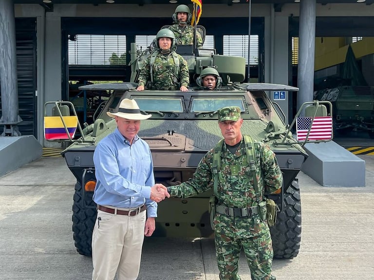 La entrega de los vehículos blindados fue liderada por el encargado de Negocios de la Embajada de Estados Unidos en Colombia, John McNamara.
