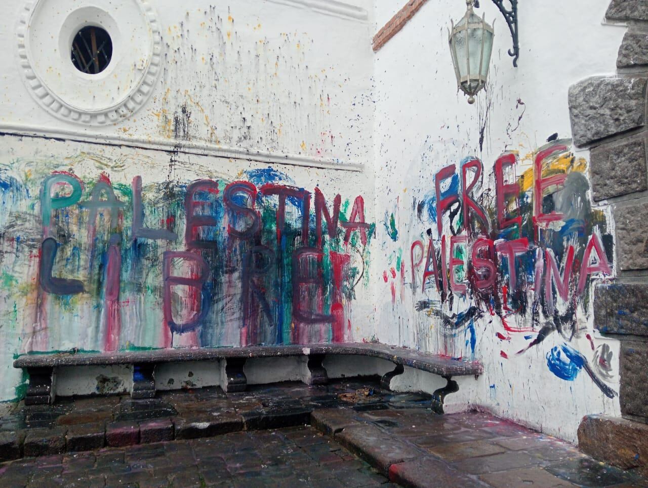 Así terminaron las fachadas de la iglesia y la facultad de Derecho de la Unicauca tras la pelea que se registró en la tarde de este viernes 24 de octubre en esta parte del centro histórico de Popayán.