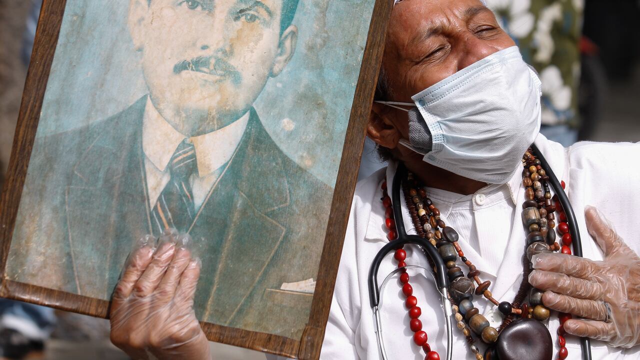 Una mujer sostiene una fotografía del Dr. José Gregorio Hernández cerca de la Iglesia Nuestra Señora de la Candelaria durante la ceremonia de beatificación del Dr. venezolano en medio de la pandemia de Covid-19 en Caracas, Venezuela, el 30 de abril de 2021. (Foto de Javier Campos/NurPhoto vía Getty Images)