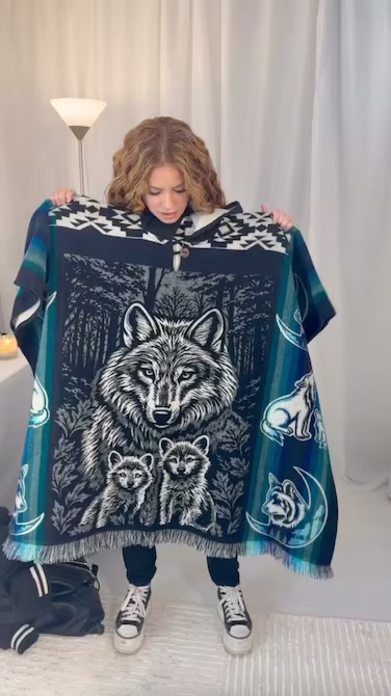 La cantante compartió en redes sociales un emotivo momento. Mostró un poncho artesanal.