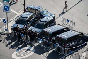 Agentes de la policía cerraron calles aledañas y evacuaron edificios en el centro de Madrid