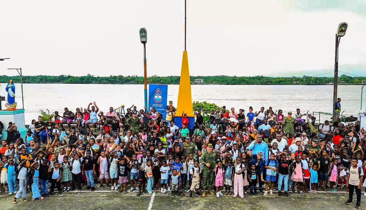 La Gestora Social del Cauca, María Victoria Guzmán Vargas, acompañó la entrega de kits escolares a niñas y niños en el municipio de Guapi, como inicio de la estrategia ‘Cafeciendo Sueños’.