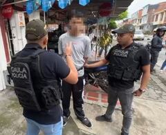 Este es el momento cuando los integrantes del Gaula de la Policía le explican las razones de la captura a alias Fox.