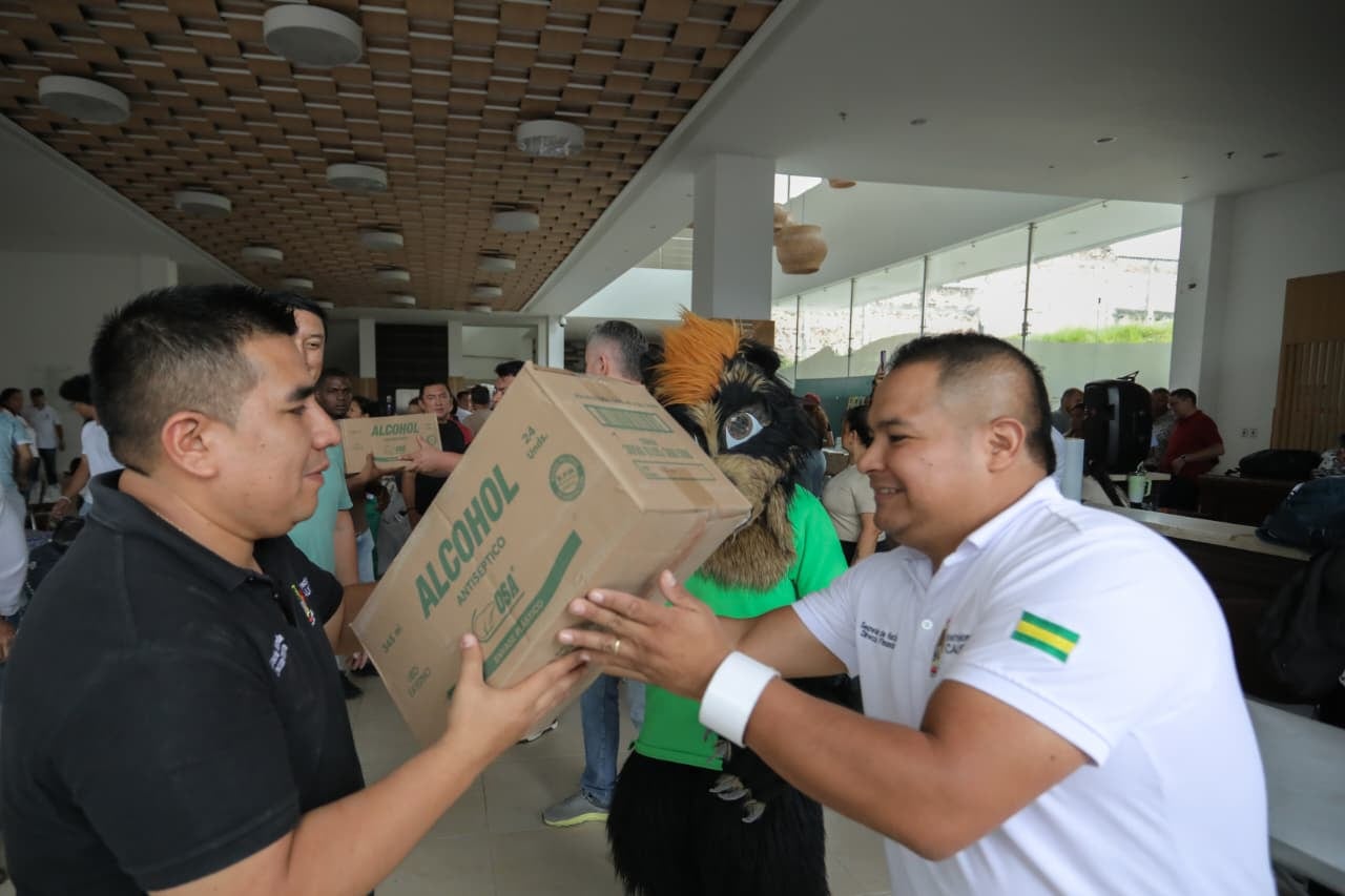 Los paquetes humanitarios incluyen desde insumos de primera necesidad hasta alimento para mascotas, reflejando el compromiso integral de los caucanos para llevar alivio material y espiritual a los municipios más afectados por el desastre.