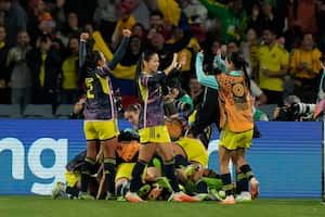 Las jugadoras de Colombia celebran después de anotar el primer gol de la colombiana Leicy Santos, sin ser vistas, durante el partido de cuartos de final de la Copa Mundial Femenina de fútbol entre Inglaterra y Colombia en el Estadio Australia en Sídney, Australia, el sábado 12 de agosto de 2023. (Foto AP/Rick Rycroft)