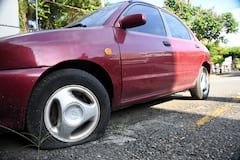 Cali: Informo carros abandonados en parqueaderos y vías pública. foto José L Guzmán