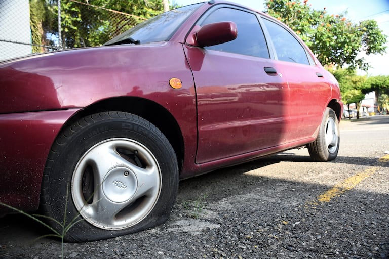 Cali: Informo carros abandonados en parqueaderos y vías pública. foto José L Guzmán