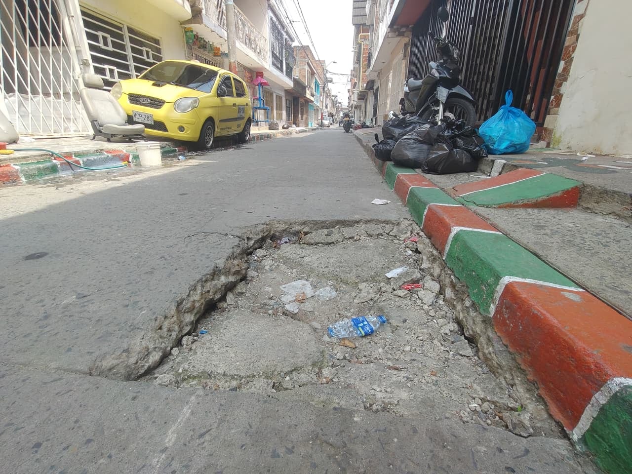 Residentes del sector aseguran que el deterioro del pavimento ha aumentado con el paso del tiempo y solicitan una intervención.