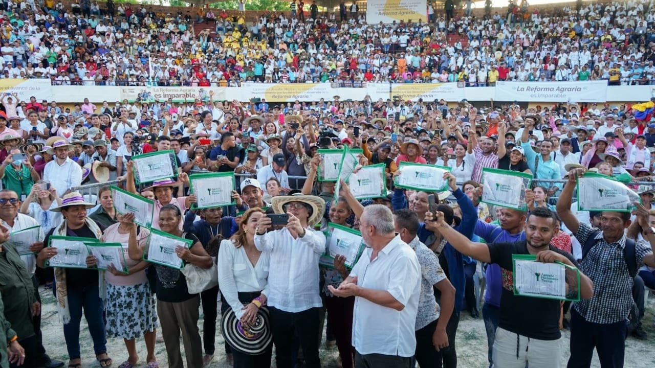 Más de 31 billones de pesos ha entregado el Estado en contratos sin licitación o contratos directos, con asociaciones público-populares.