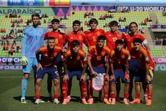 Los jugadores de España posan para una foto antes del partido de octavos de final de la Copa Mundial Sub-20 de la FIFA 2025 entre Ucrania y España en el Estadio Elías Figueroa en Valparaíso, Chile, el 7 de octubre de 2025. (Foto de JAVIER TORRES / AFP)