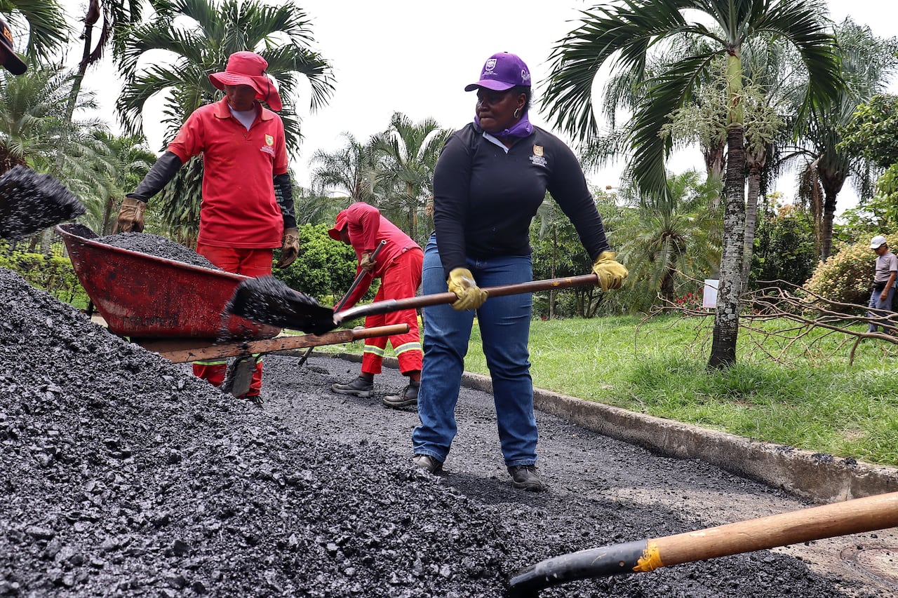 MUJERES QUE CONFORMAN LA CUARILLA ROSA DE BACHEO Y ARREGLO DE VIAS DE LA SECRETARÍA DE INFRAESTRUCTURA