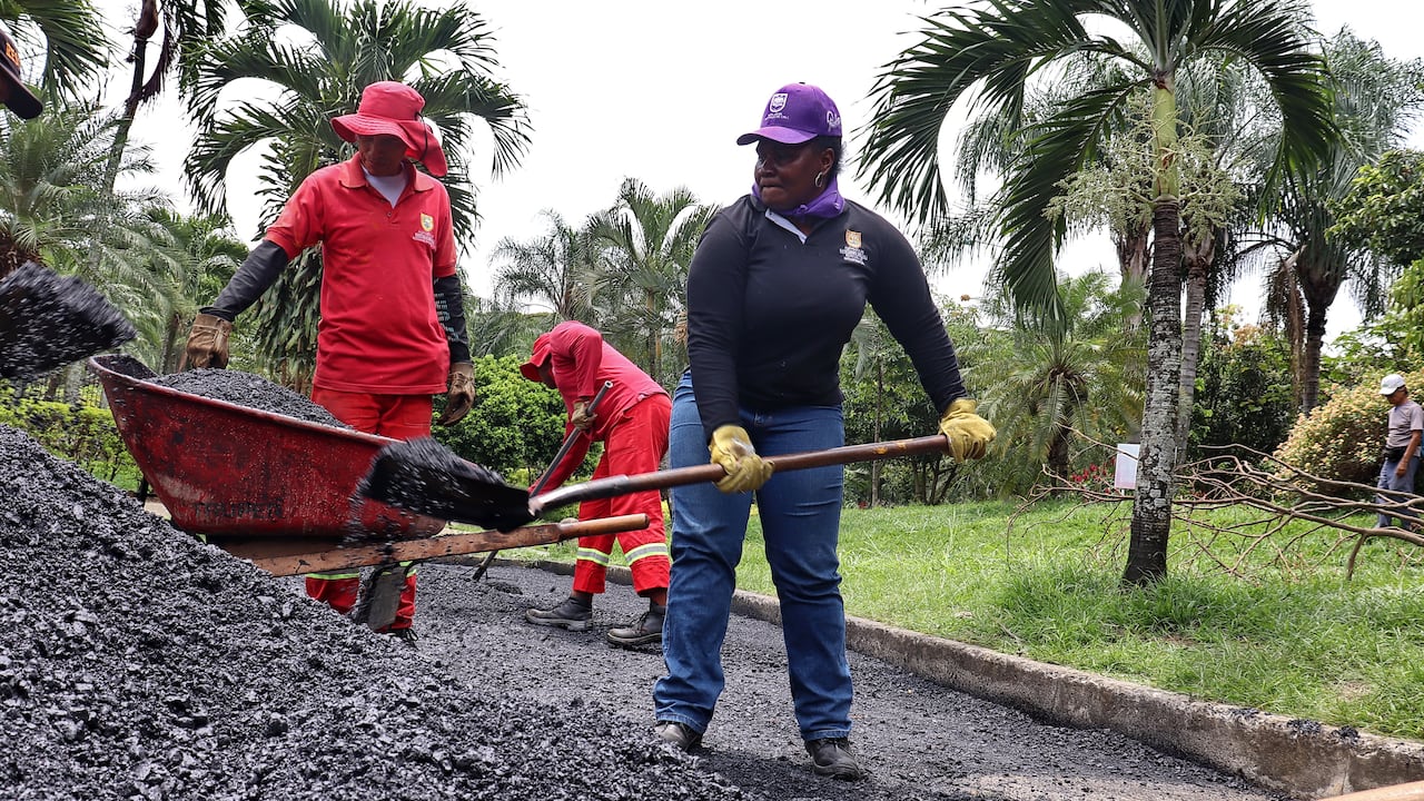 MUJERES QUE CONFORMAN LA CUARILLA ROSA DE BACHEO Y ARREGLO DE VIAS DE LA SECRETARÍA DE INFRAESTRUCTURA