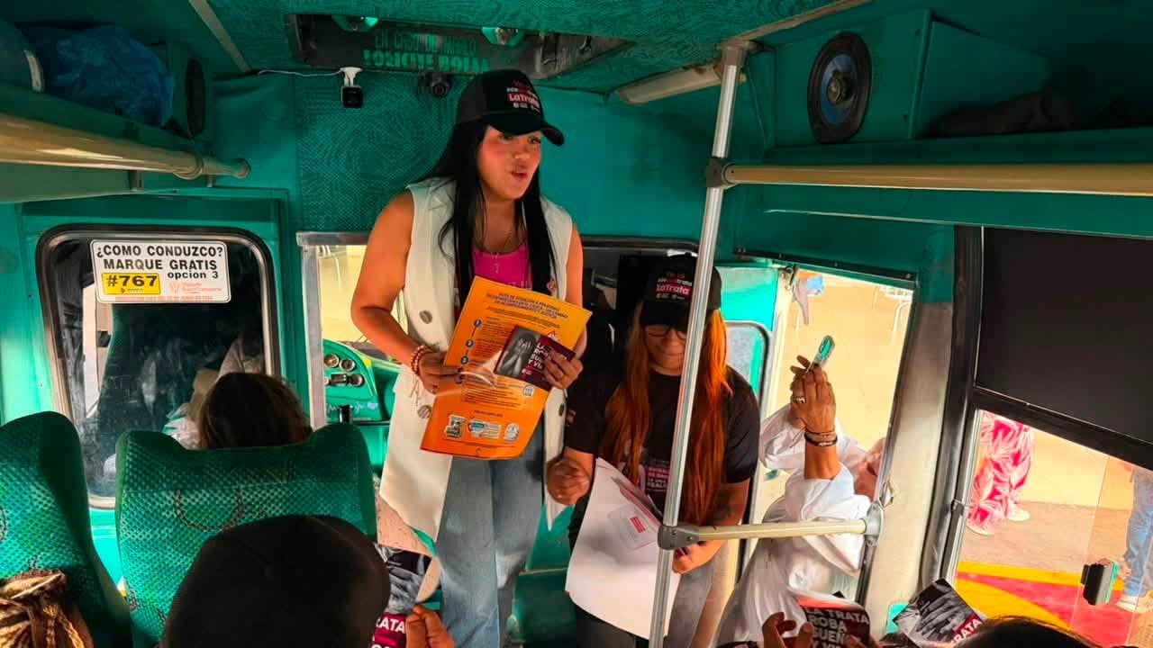 La secretaria de Gobierno, Maribel Perafán Gallardo, encabeza la campaña de sensibilización en el Aeropuerto Guillermo León Valencia, destacando la importancia de denunciar comportamientos sospechosos.