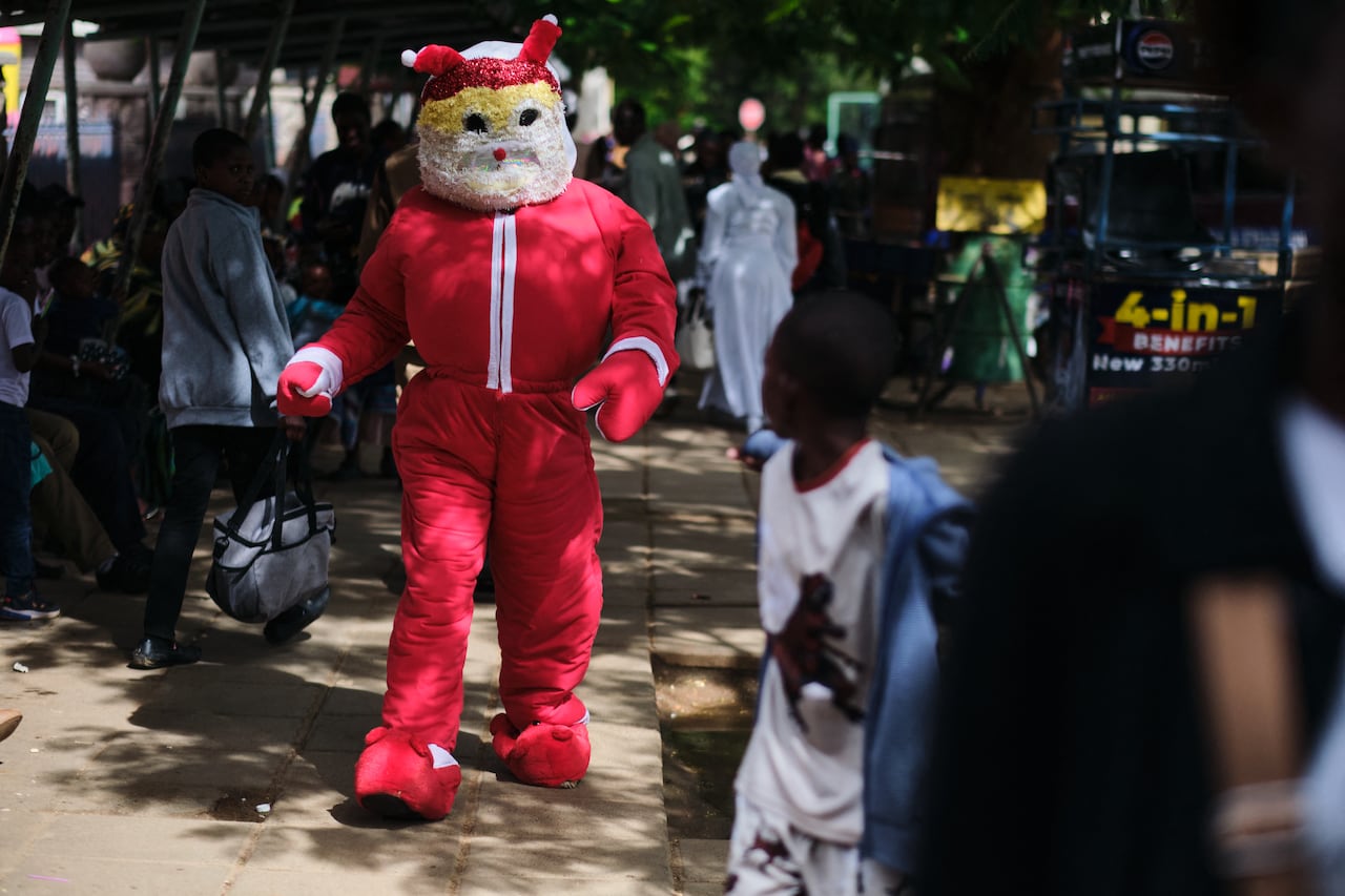Los disfraces peculiares haciendo alusión a Santa Claus, fue otra manera de disfrutar la Navidad en Zimbabue. (Photo by Zinyange Auntony / AFP)
