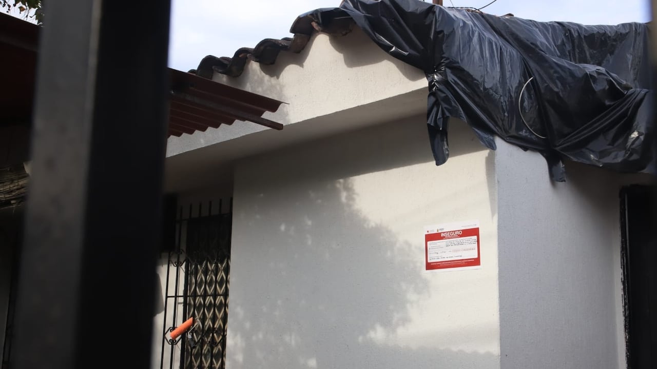 Los sticker se pegan a las afueras de los inmuebles luego de haber sido inspeccionados por el equipo de expertos.
