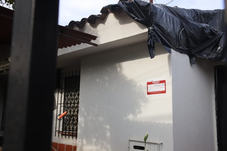 Los sticker se pegan a las afueras de los inmuebles luego de haber sido inspeccionados por el equipo de expertos.