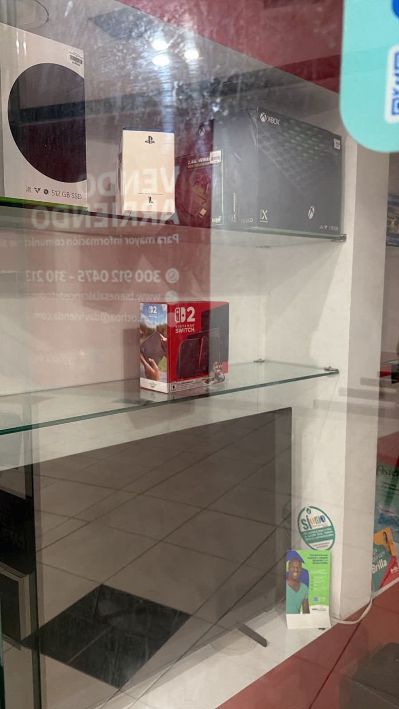 Delincuentes ingresaron a un local de consolas y accesorios tras abrir un hueco en una de las paredes del establecimiento en el Centro Comercial Terra Plaza.