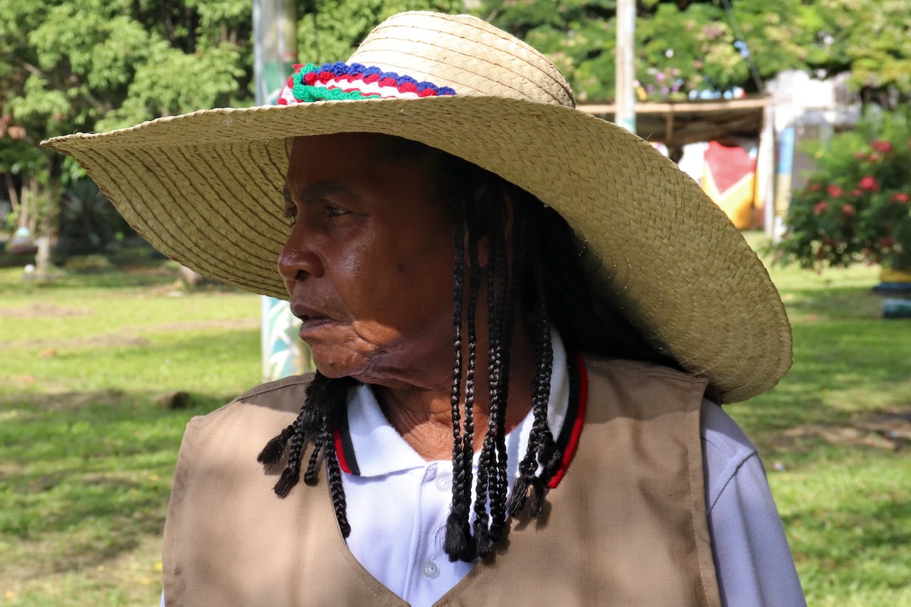 Guardia Afro urbana en el barrio Vallegrande en el oriente de Cali distrito de Aguablanca