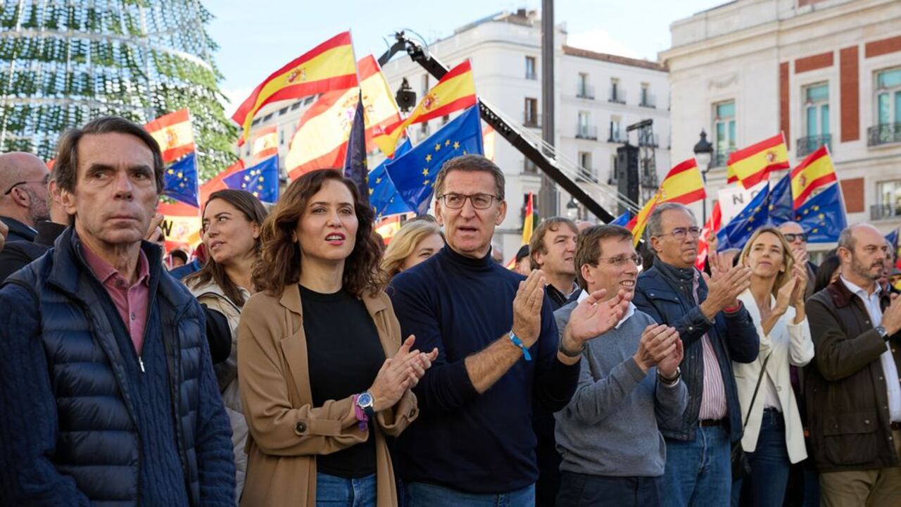 En la Puerta del Sol asistieron reconocidos líderes de oposición al gobierno de Pedro Sánchez como