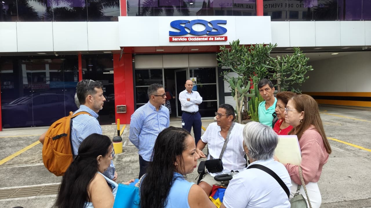 Usuarios de la EPS Servicio Occidental de Occidente SOS se reúnen a las afueras de esta entidad.