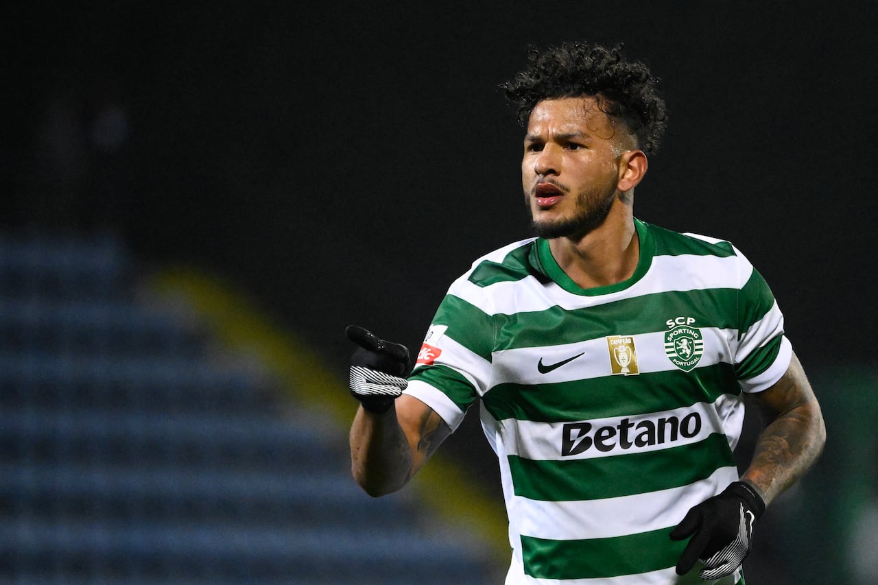 El delantero colombiano #97 del Sporting de Lisboa, Luis Suárez, celebra marcar el primer gol de su equipo durante el partido de fútbol de la Liga Portuguesa entre el FC Arouca y el Sporting CP en el estadio Municipal de Arouca en Aveiro el 24 de enero de 2026. (Foto de Miguel RIOPA / AFP)