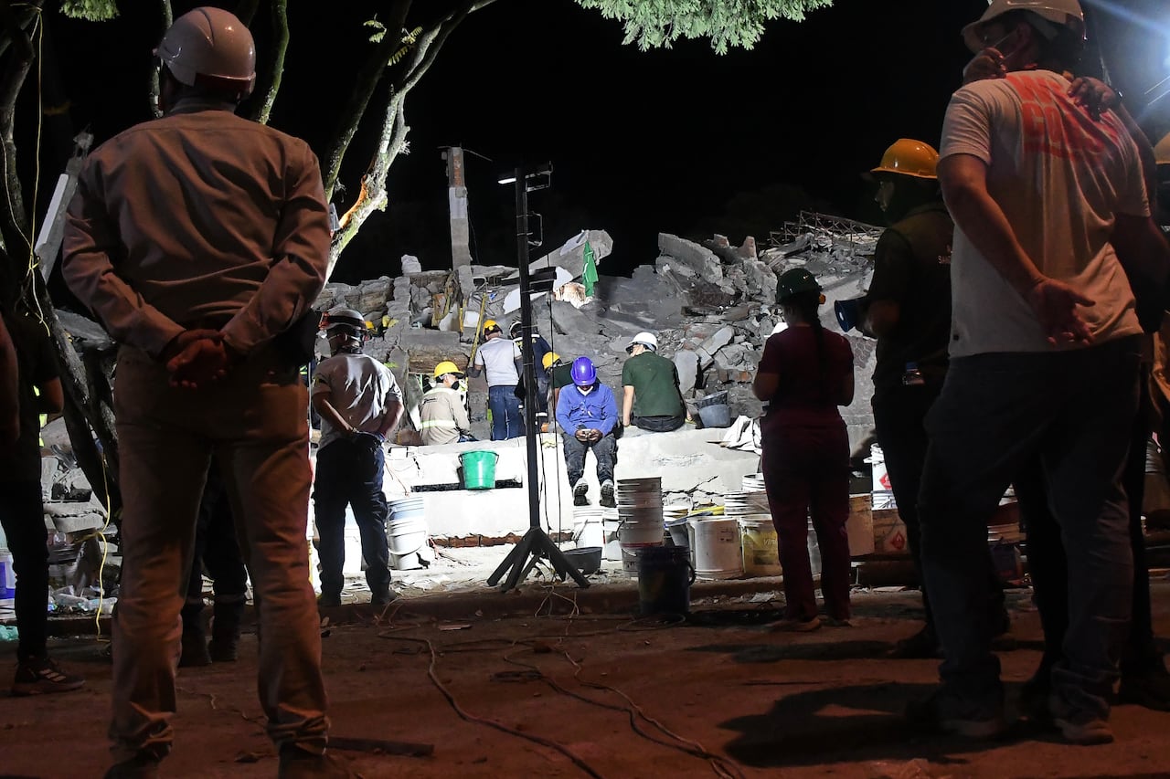 Cali: Luego de 72 horas del terremoto que afectó a la ciudad, el grupo de rescatistas y voluntarios continúa en su ardua labor durante día y noche, jornadas interminables con héroes invisibles que lo dan todo por rescatar con vida a los sobrevivientes
