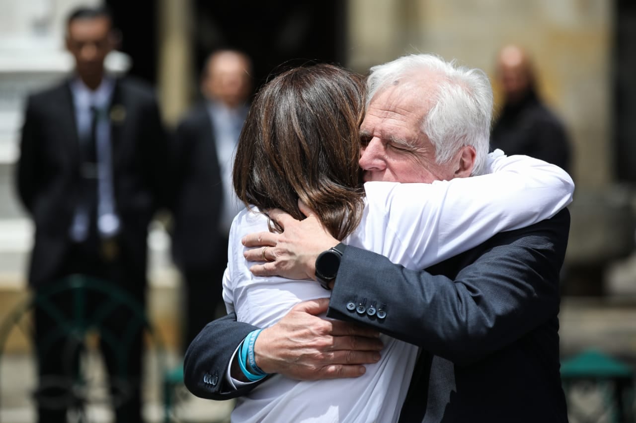 María Claudia Tarazona y su familia, visitan la tumba de Miguel Uribe Turbay en el Cementerio Central.