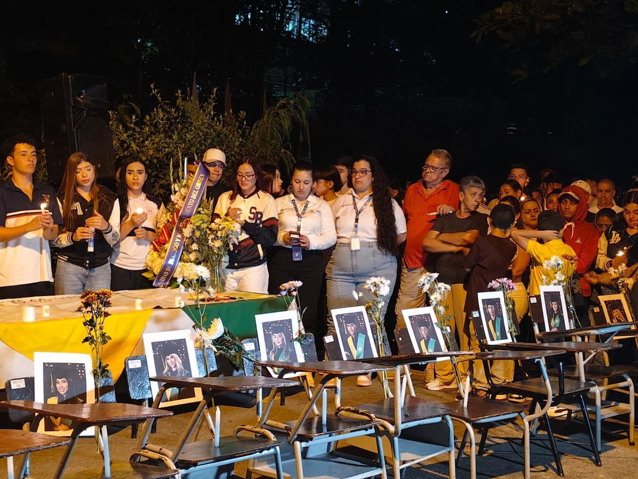 La comunidad educativa se reunieron en las instalaciones de la institución para hacer una velatón.