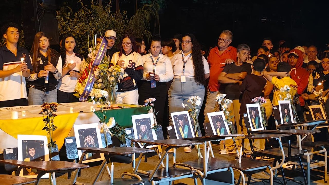La comunidad educativa se reunieron en las instalaciones de la institución para hacer una velatón.