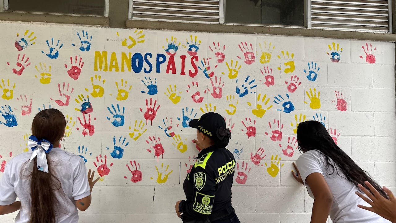 La Policía Nacional adelantó la jornada Manos Rojas y sensibilizó a más de 450 estudiantes contra el reclutamiento infantil en Jamundí.