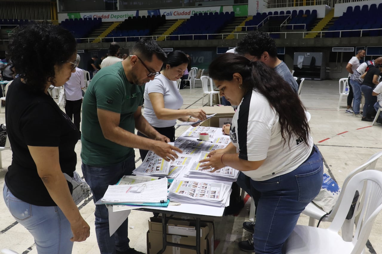 Elecciones 2026 preconteo de votos en el coliseo del pueblo