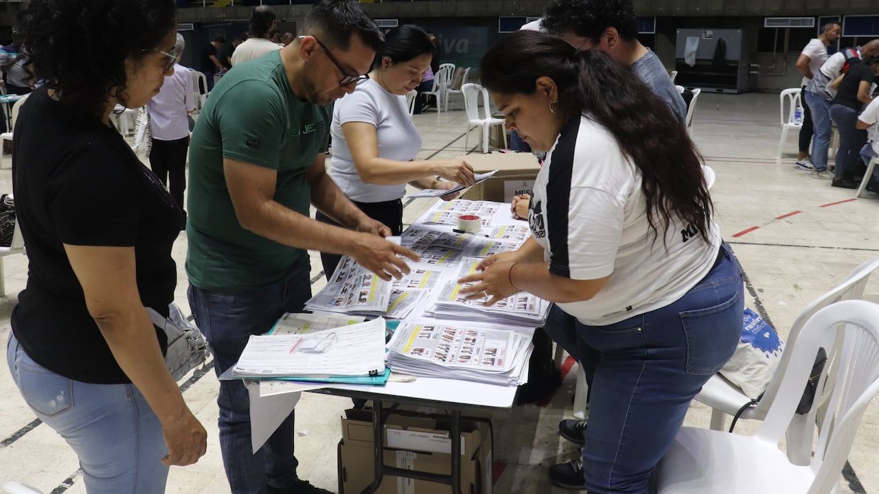 Elecciones 2026 preconteo de votos en el coliseo del pueblo