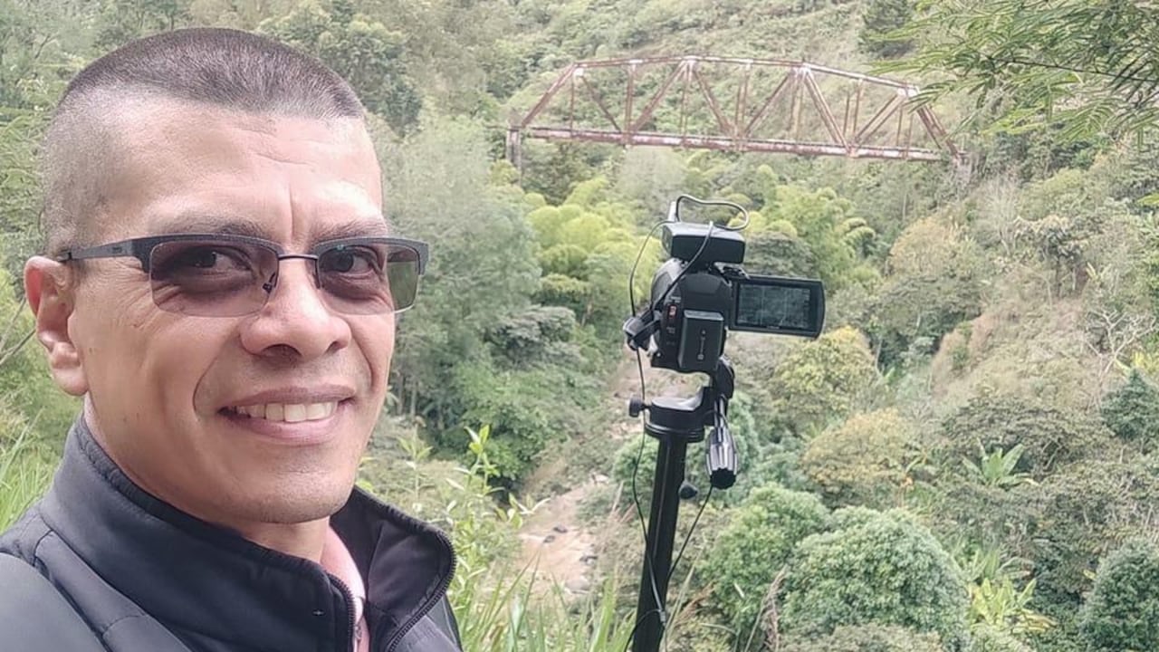 Aprovechando su condición de campesino, Jhon Eiver Calambás Rivera llega a cada vereda y corregimiento de Piendamó para entrevistar directamente a las comunidades y luego reportalo en Piendaradio.