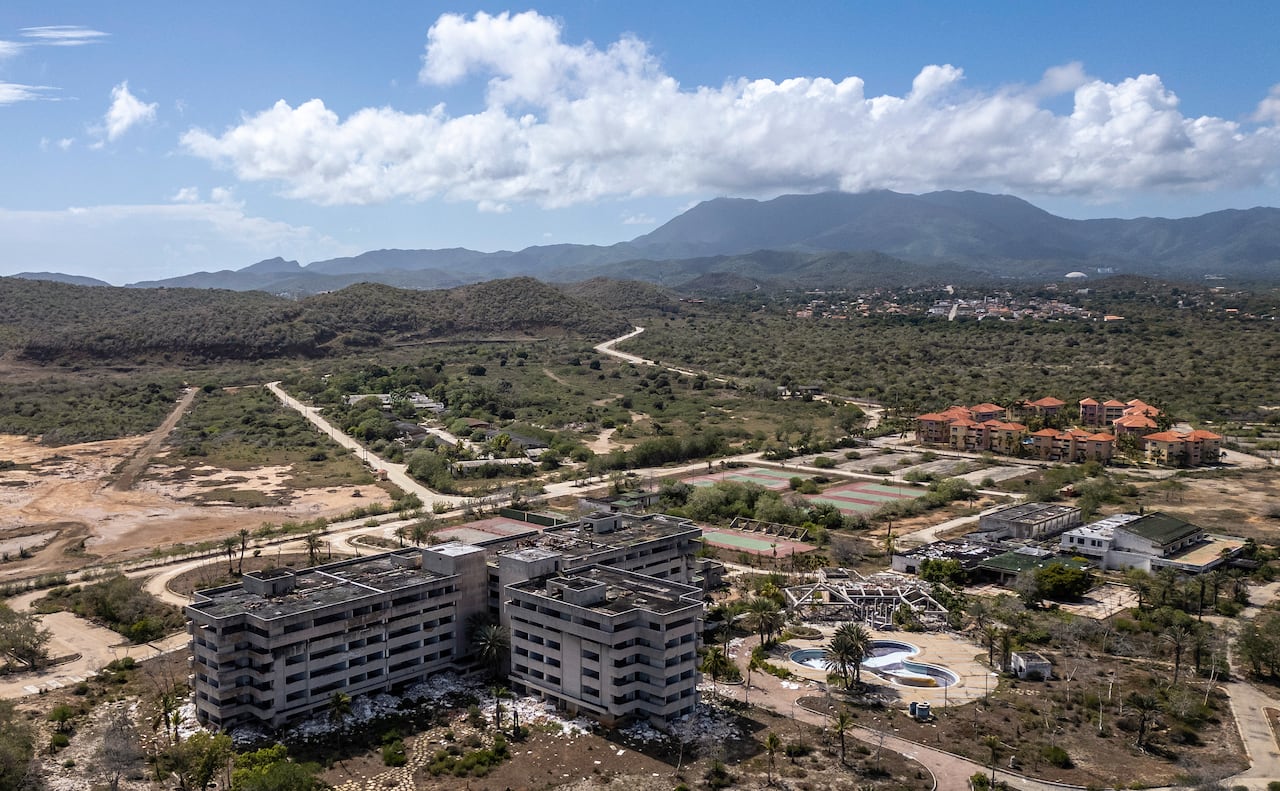 Vista aérea de un hotel abandonado en la Isla de Margarita, estado de Nueva Esparta, Venezuela, el 26 de noviembre de 2024. Margarita, la isla principal de Venezuela, es un paraíso caribeño en declive después de años de devaluaciones, inflación, una pandemia y el colapso de los servicios públicos. . (Foto de Juan BARRETO/AFP)
