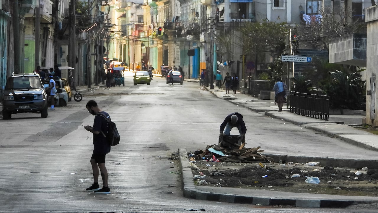Las señales del deterioro en la isla son cada vez más evidentes. Sus habitantes parecen vivir en un país atascado en el tiempo.