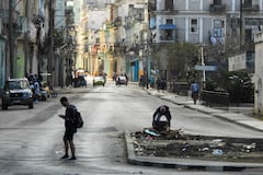 Las señales del deterioro en la isla son cada vez más evidentes. Sus habitantes parecen vivir en un país atascado en el tiempo.