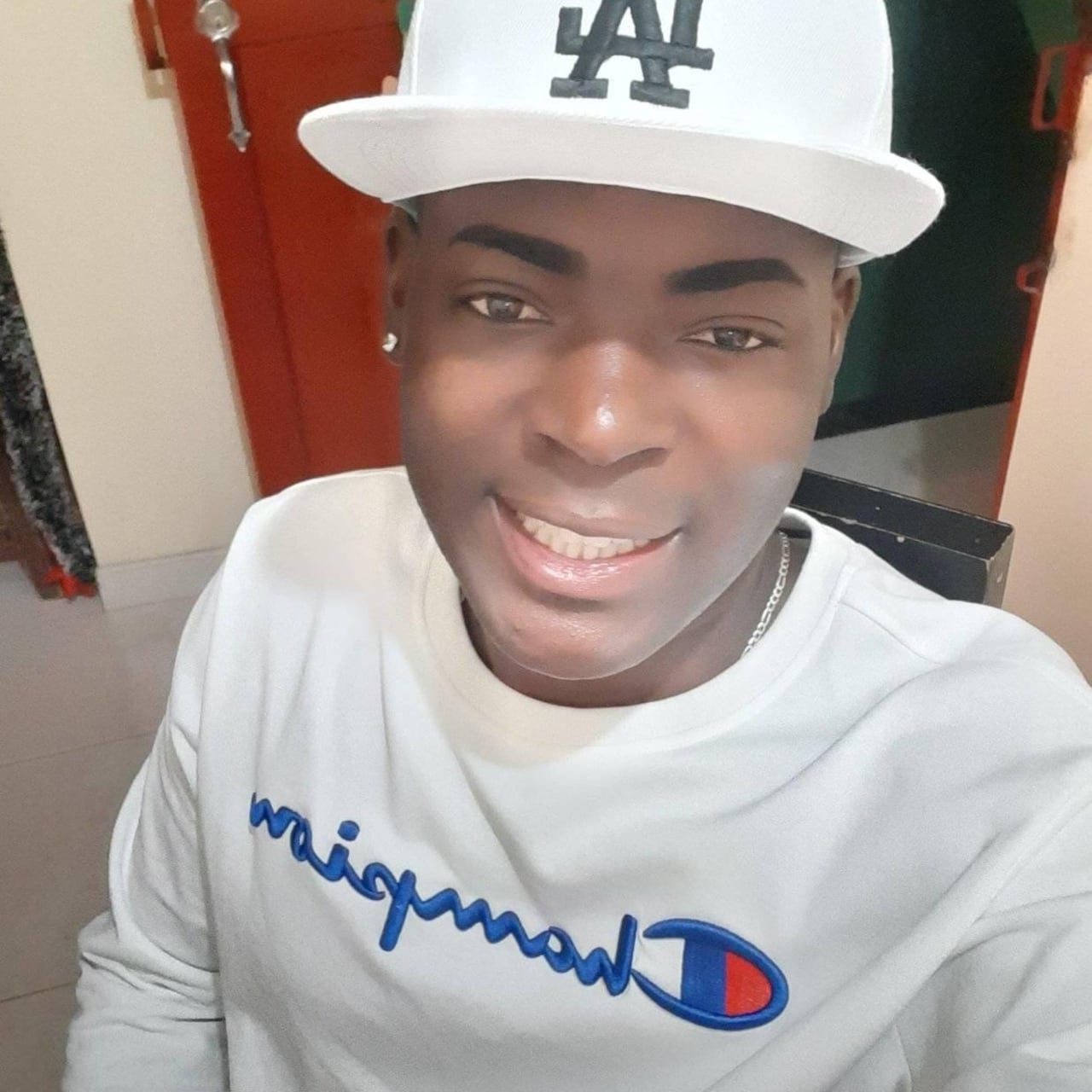 Jeison Mena Hurtado, soldado profesional de 29 años, falleció en el accidente del avión Hércules en Putumayo, que dejó 70 víctimas mortales. Su familia confirmó que la última comunicación con él ocurrió horas antes del siniestro.