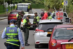 Operativos de los Agentes de Transito y Policía Nacional, es lo que se ve en diferentes puntos de las entradas a Cali por el primer puente festivo del mes de noviembre. Fotos Raúl Palacios / El Pais.